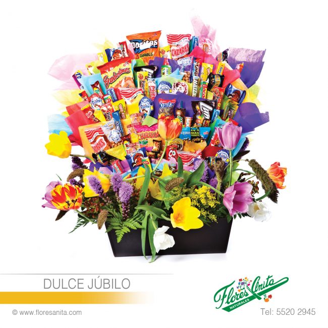 DULCE JÚBILO (Arreglo Dulces) Dulces Arreglo Floral que puedes ser de tulipanes, rosas o primaveral con Dulces varios que incluye chocolates, tamarindos, papas, chicles y caramelos, adornado con papel de china, en base de madera color chocolate.