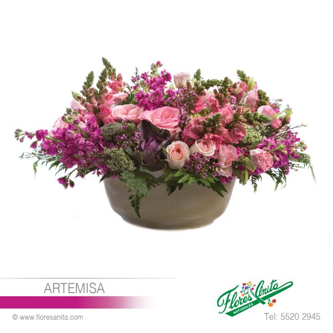 ARTEMISA (Arreglo Floral) Mixtos Arreglo Floral estilo vintage de Flores Mixtas en tonos rosa en base de cerámica.