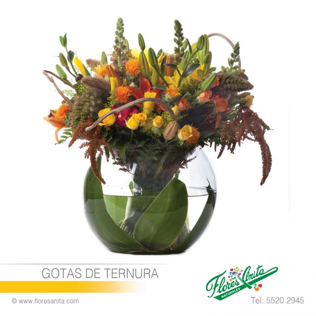 GOTAS DE TERNURA (Arreglo Floral) Mixtos Bouquet Floral de Flores Mixtas en tonos naranja y amarillo en pecera de cristal transparente.